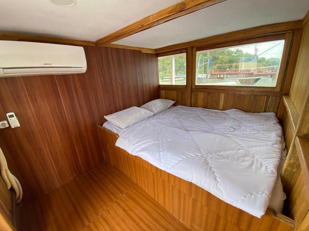 Komodoku One Love Homestay And Tour Labuan Bajo Exterior foto