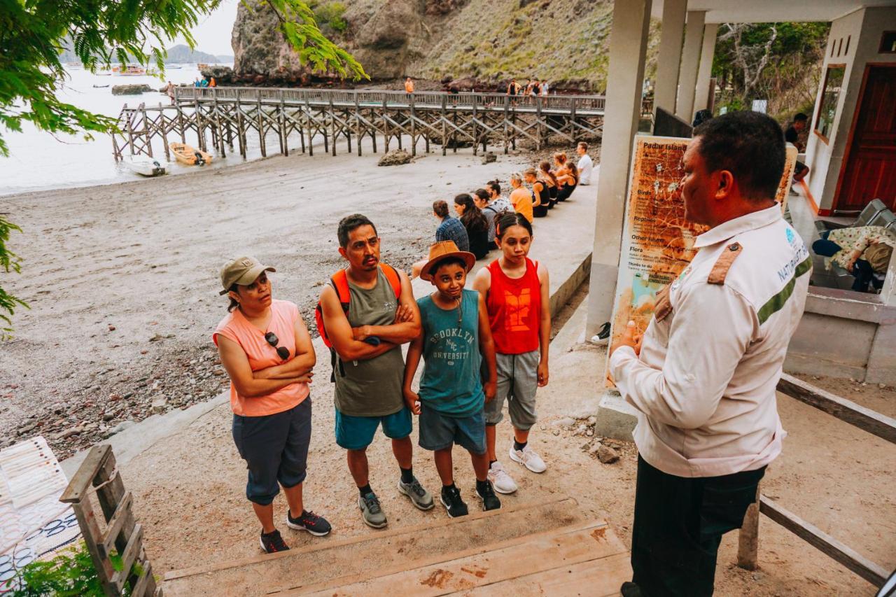 Komodoku One Love Homestay And Tour Labuan Bajo Exterior foto