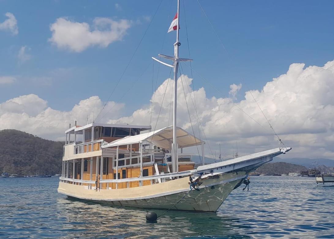 Komodoku One Love Homestay And Tour Labuan Bajo Exterior foto